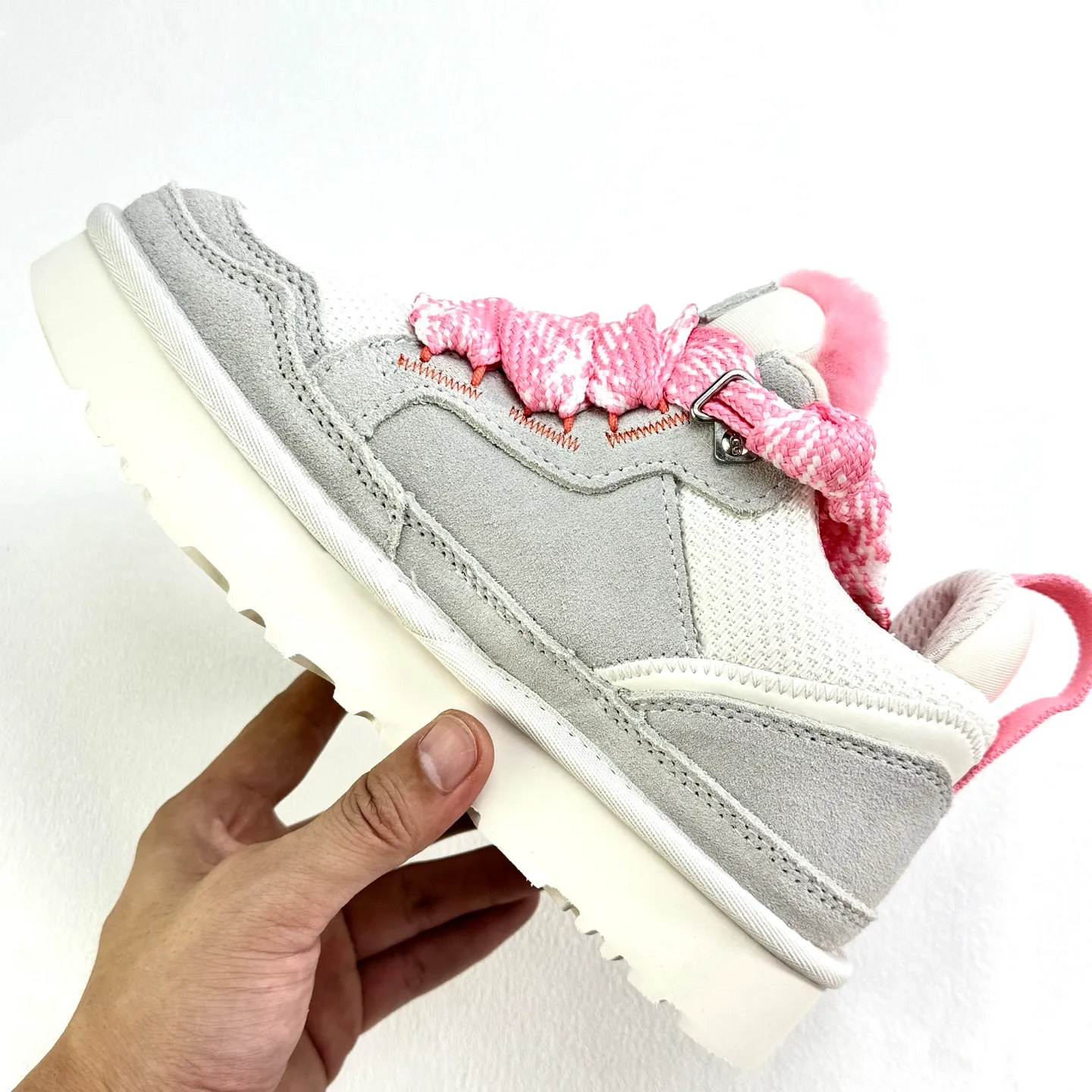 Local 💰600 supports stocking. Platform operation #UGG｜Low top 4032 Mel casual shoes, upper design, recycled ballistic canvas mesh, high-quality suede upper, two-color flat shoelaces. The inner material of the shoe is made of Longfeng sheep fur. The fur lining keeps warm and locks in temperature. The sole material is comfortable Treadlite by #UGG #EVA. Light wing outsole. Size: 35 36 37 38 39 40